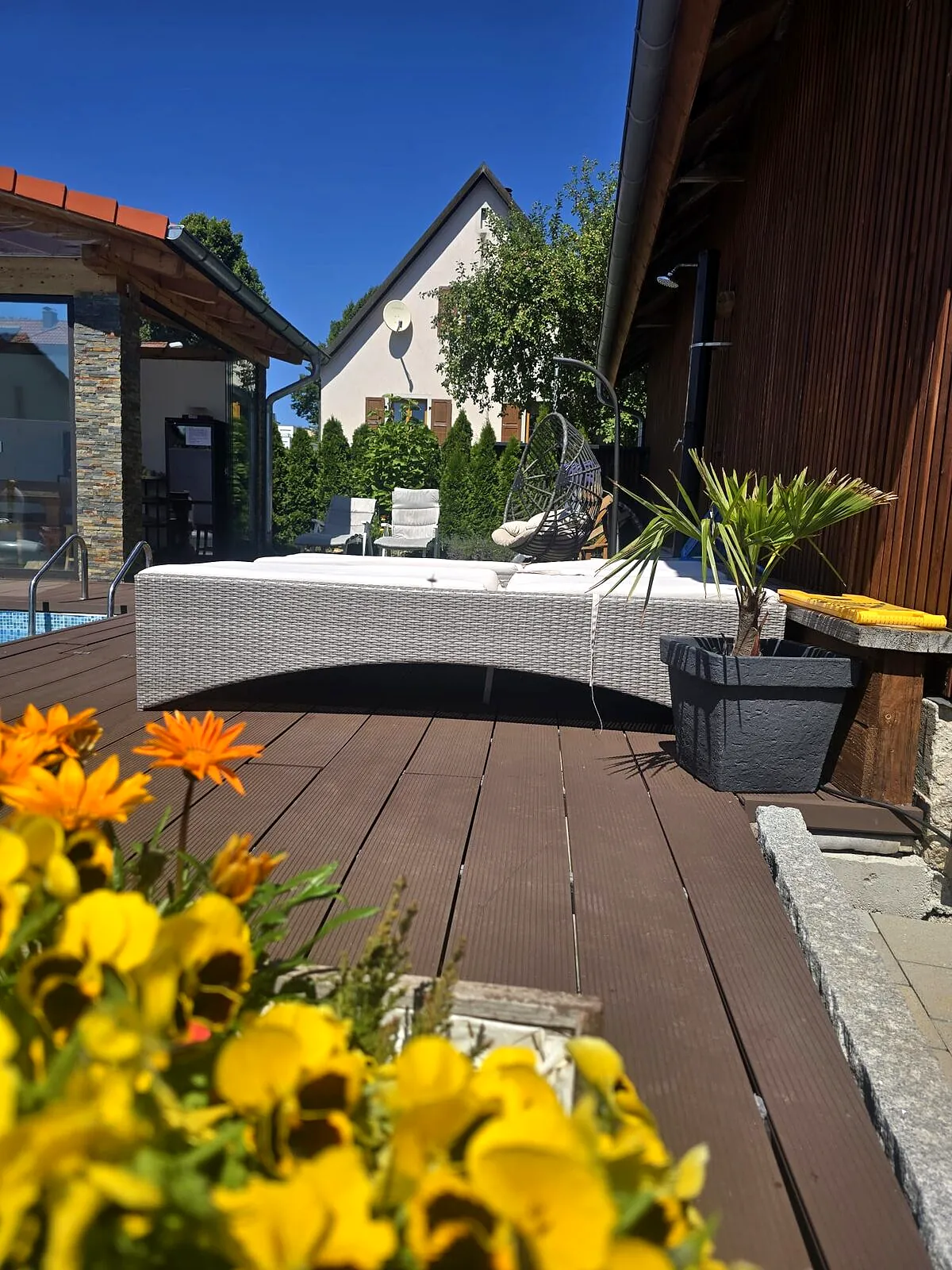 Beheizter Außenpool mit Holzterrasse und Sonnenliege am Ferienhaus Karolingerweg