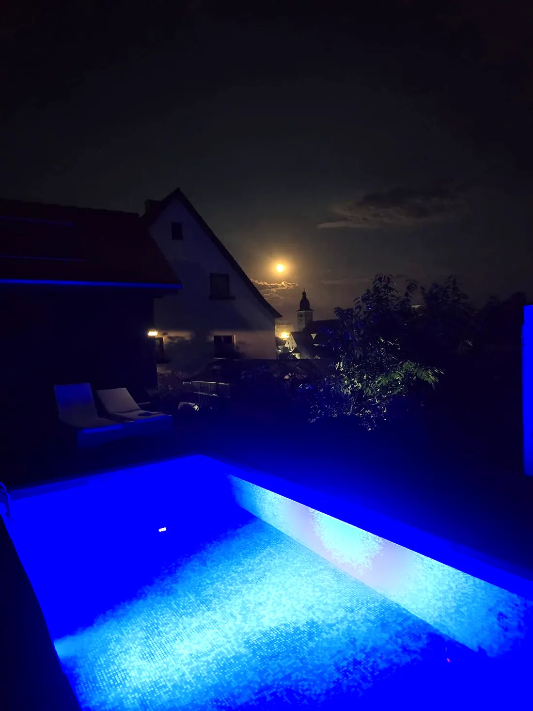 Beleuchteter Pool am Abend, privat für die Gäste des Ferienhauses