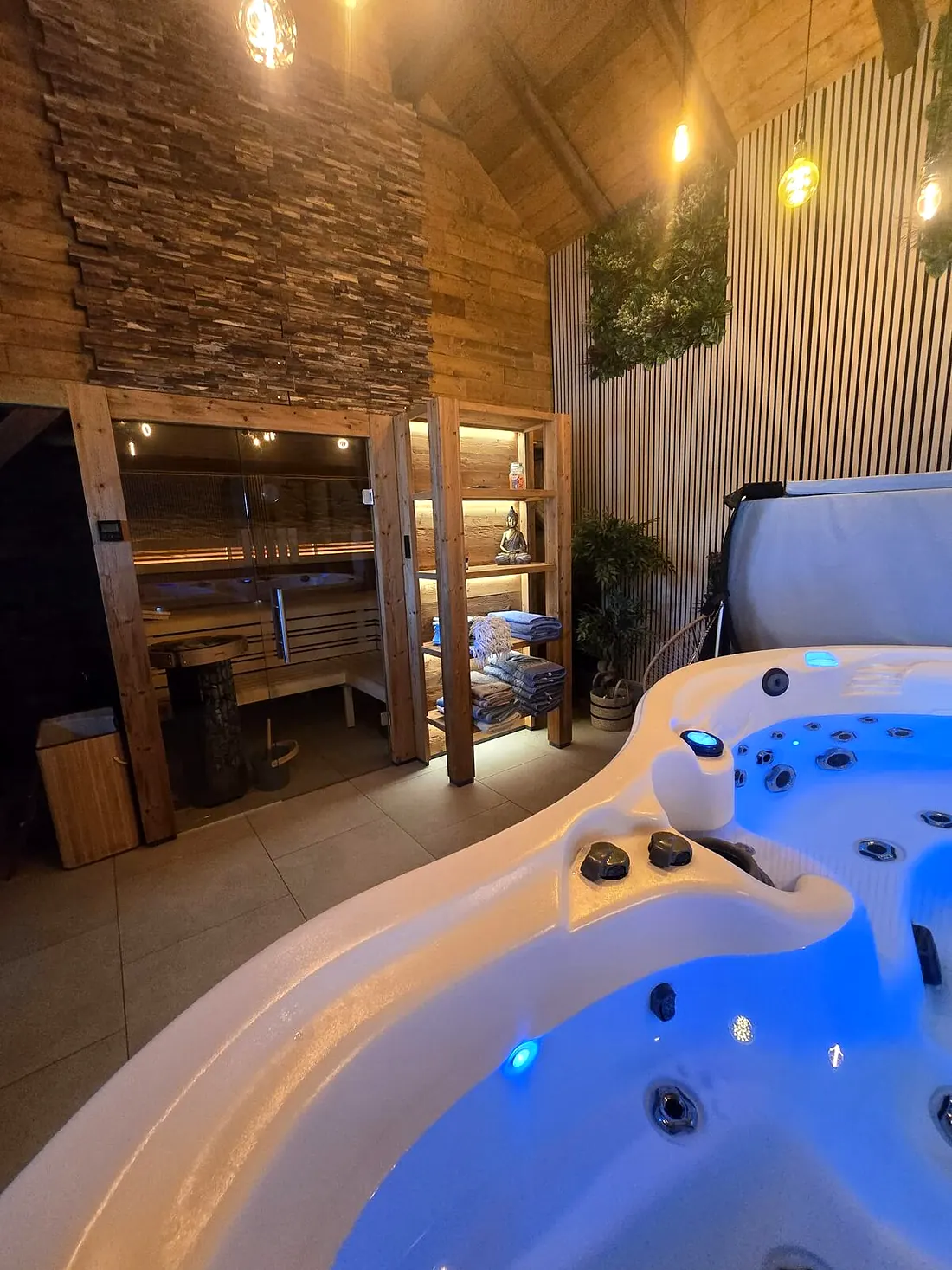 Wellnessbereich mit Whirlpool und Sauna im separaten Wellnesshaus